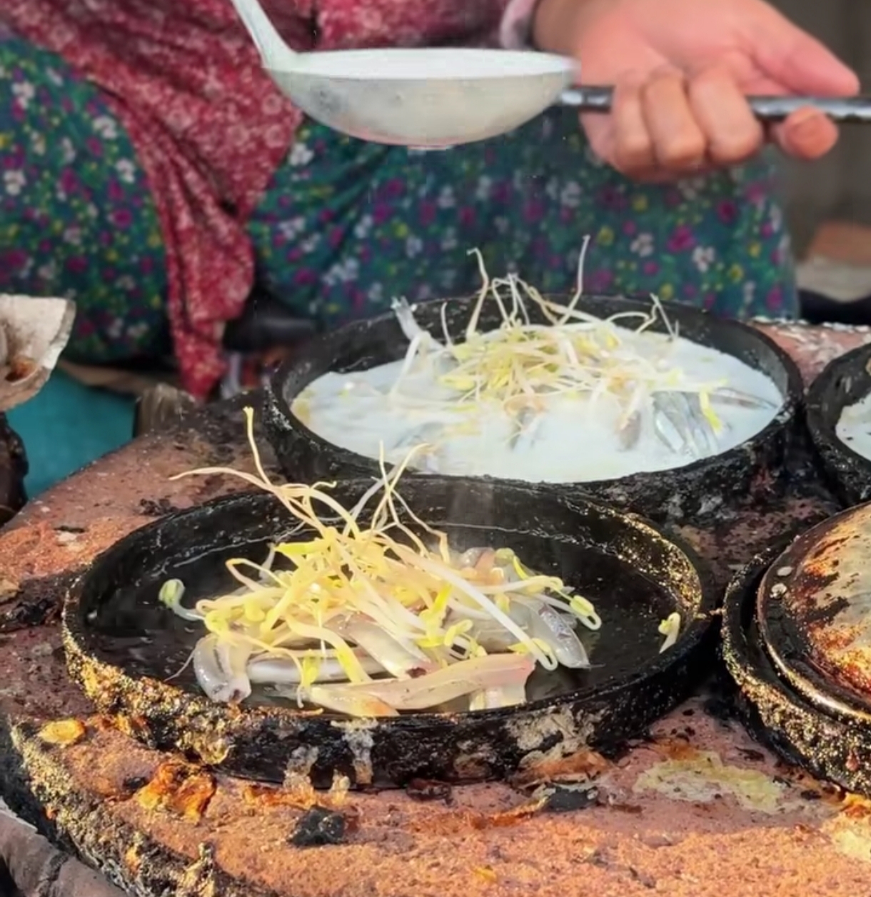 Đổ bánh xèo với cá cơm